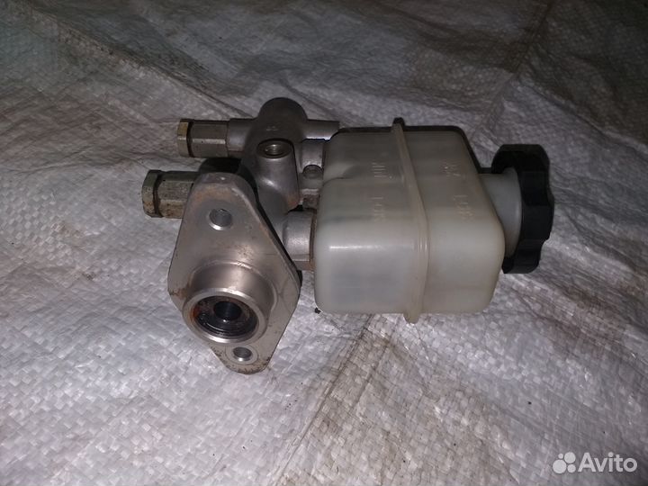 Главный тормозной цилиндр Hyundai Sonata 4 EF