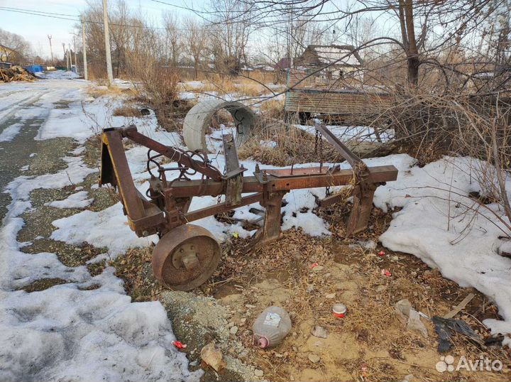 Плуг трехкорпусный