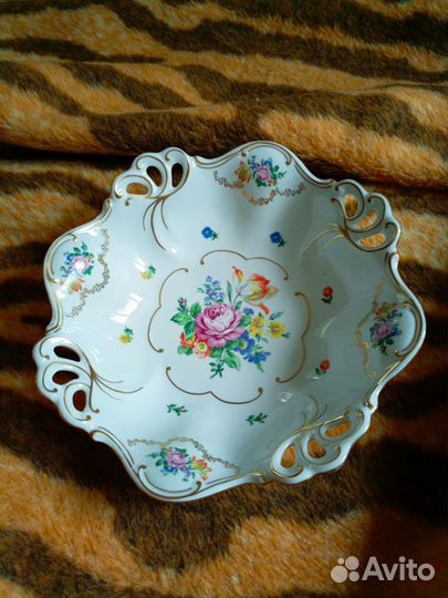 Фарфоровое блюдо на ножках Илменау