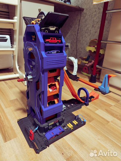 Гараж, машины и трек Hot Wheels