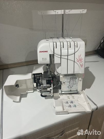 Janome оверлок T-90D