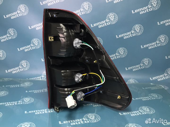 Фонарь задний левый Toyota Hilux