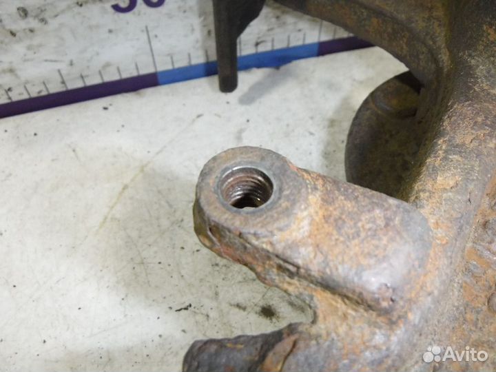 Кулак передний правый Ford Focus I