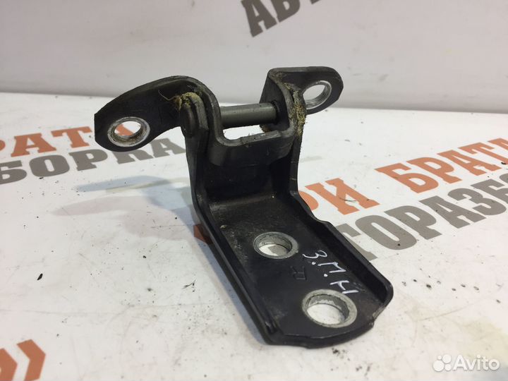 Петля нижняя задней двери Прав. Лексус IS 2008г