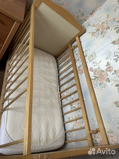 Детская кроватка с маятником