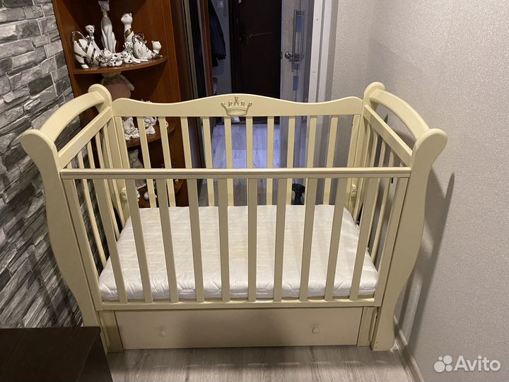 Детская кроватка с маятником