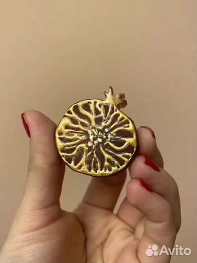 Брошь в виде граната ручная работа