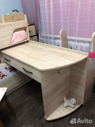 Детская кровать чердак со столом ящиками и полкой