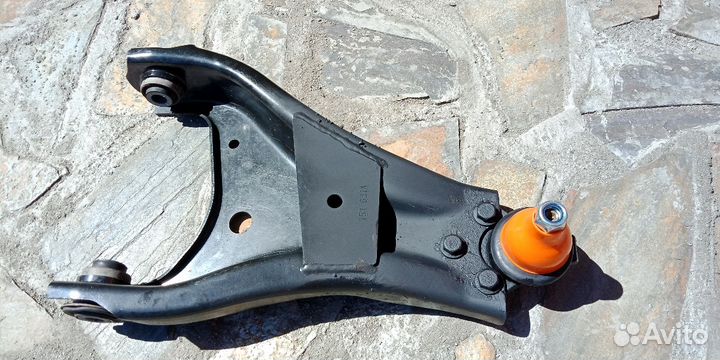 Передний нижний рычаг Рено Дастер