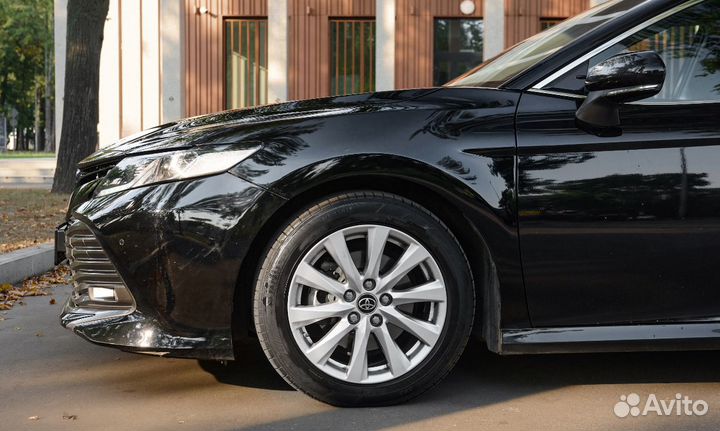 Аренда Toyota Camry XV70 (2017—2021) от одной минуты в Москве