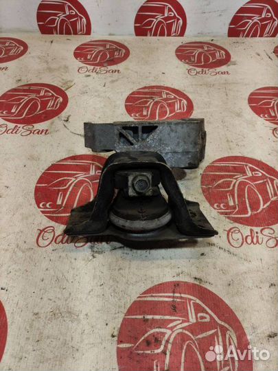 Опора двигателя правая кронштейн Nissan Note E11