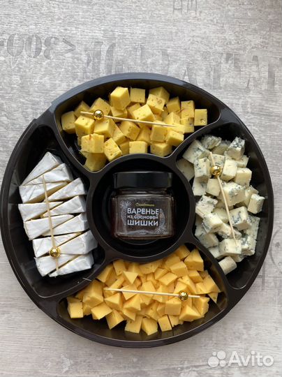 Подарочная сырная тарелка с мёдом