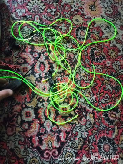 Светящаяся маска и неоновая подсветка на одежду