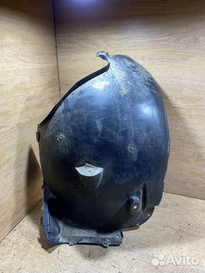 Подкрылок передний правый Mercedes W211 1704368