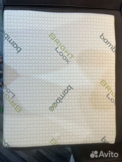 Клиновидная подушка, в отличном состянии