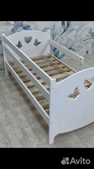 Детская кровать с бортиком, ящиком и матрасом