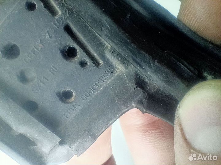 Уплотнитель двери задний левый Geely Coolray Sx11