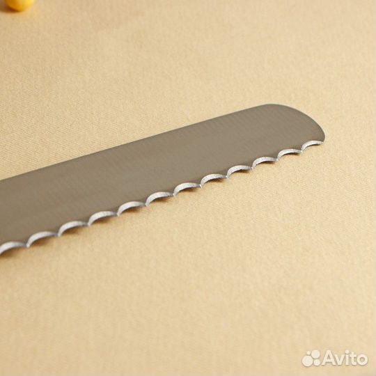 Нож для бисквита, крупные зубчики, ручка пластик