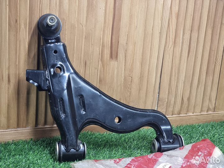 Рычаг подвески лев нижний Toyota Hilux Vigo 05-08