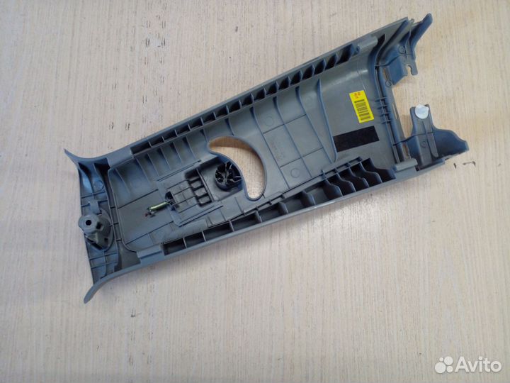 Обшивка центральной стойки Kia Sorento XM