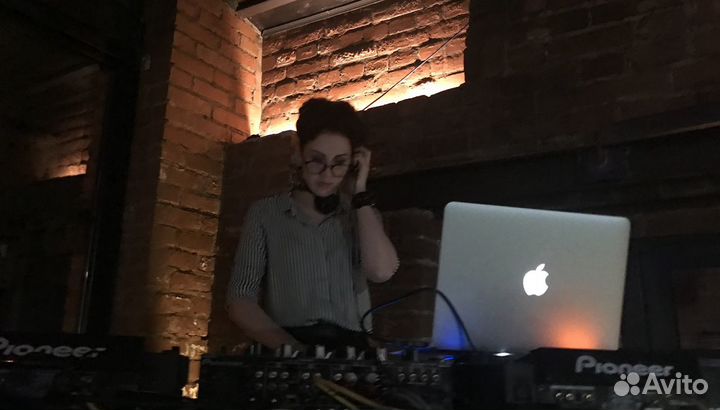 Dj Диджей с личным профессиональным оборудованием