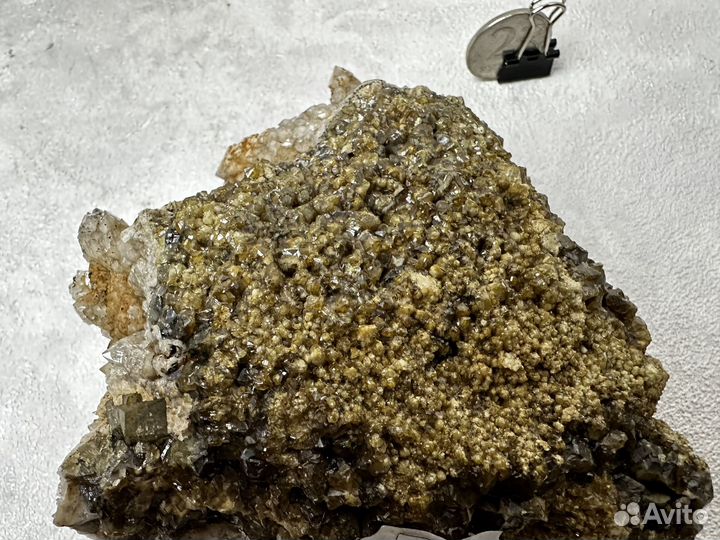 Друза кристаллов кварца с гранатом