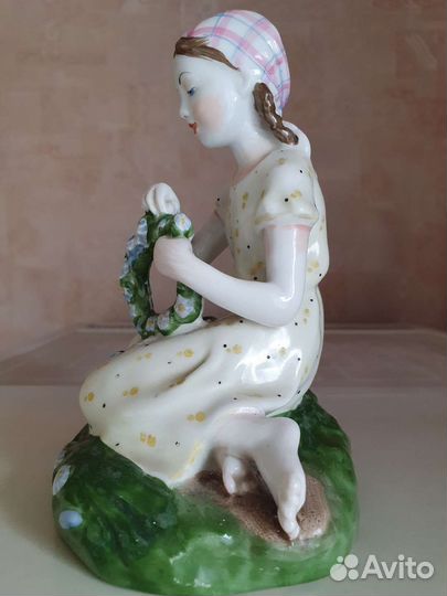 Фарфоровая статуэтка СССР Девушка с венком