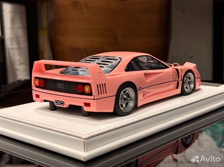 Ferrari F40 1:18 розовый