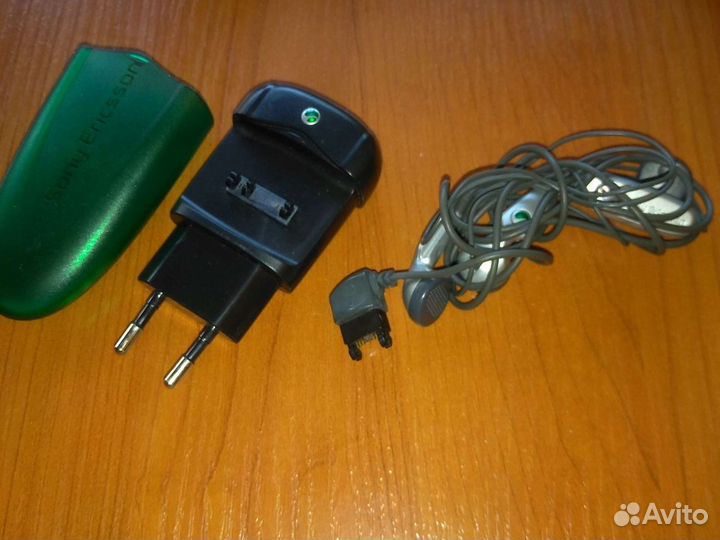 Зарядка и гарнитура сони к700