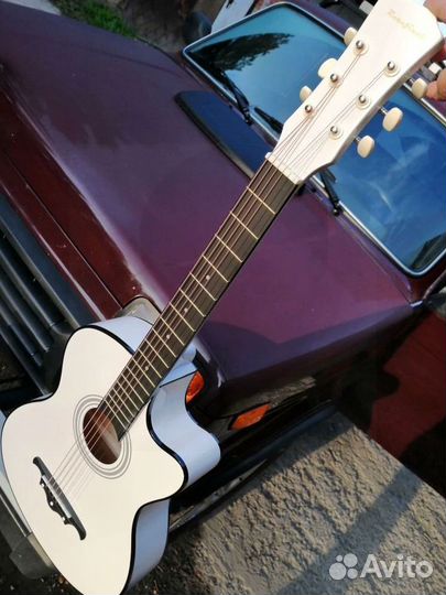 Гитара белая