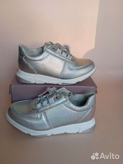 Кроссовкидля девочки 28 размер. новые