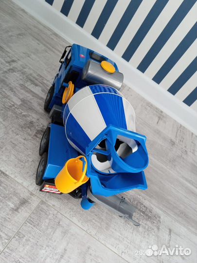 Игрушечный автомобиль