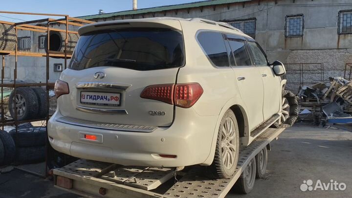 Решетка динамика в торпедо правая Infiniti QX80 (Z