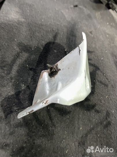 Кронштейн крепления крыла Skoda Rapid