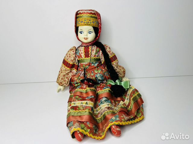 Винтажная фарфоровая кукла в народном костюме