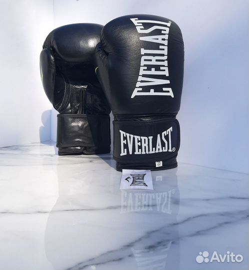 Боксерские перчатки Everlast 20 oz