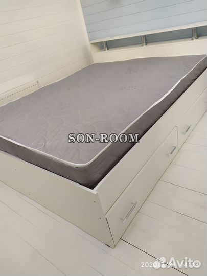 Кровать с ящиками и матрасом