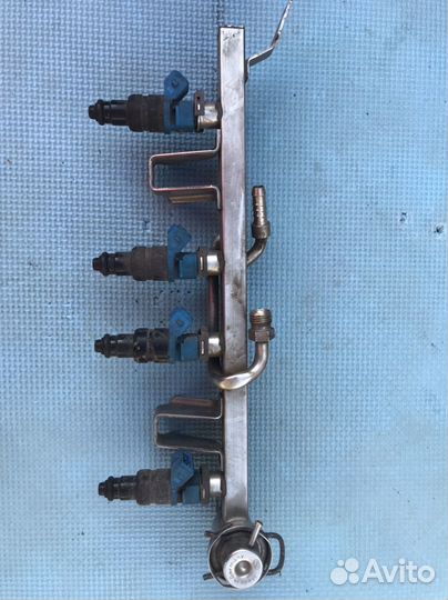 Топливная рампа с форунками VW Passat B5 1.6