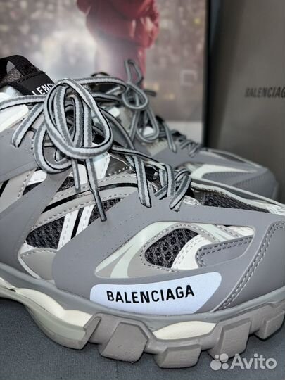 Кроссовки balenciaga track 1 grey на руках