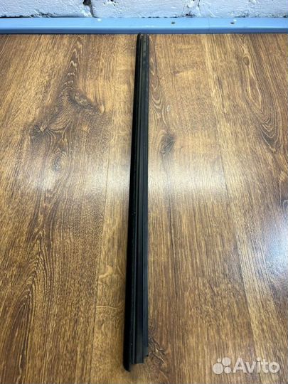 Уплотнитель стекла двери задний правый Skoda Rapid