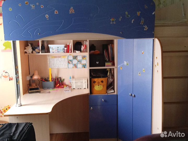 Детская кровать чердак со столом и шкафом