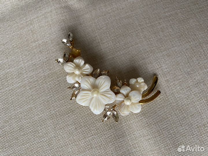 Брошь, серьги, бусы