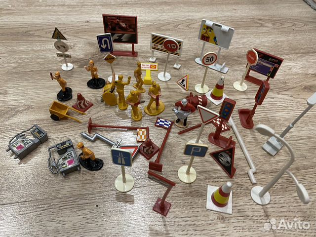 Набор игрушечных дорожных знаков, фонари, люди