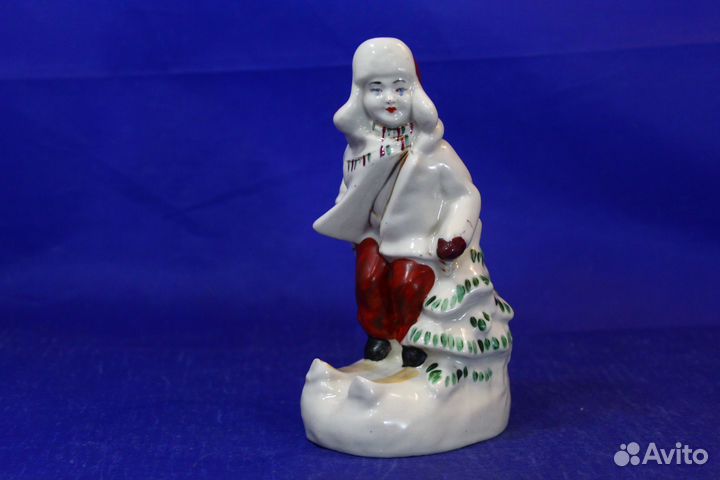 Фарфоровая статуэтка Лыжник Мальчик на лыжах