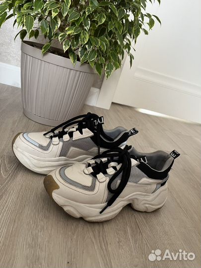Кроссовки женские 37 размер бу