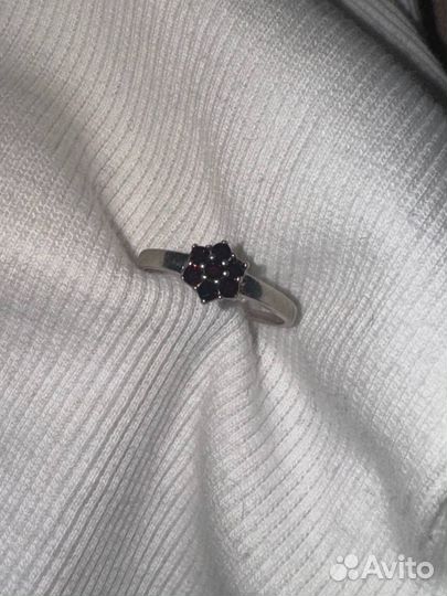 Серебряное кольцо цветок с гранатами