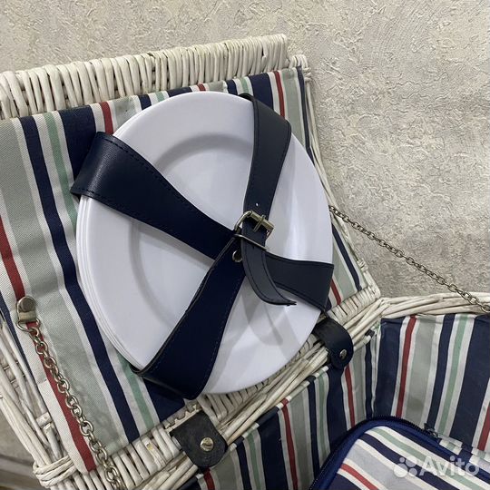 Корзина для пикника с посудой