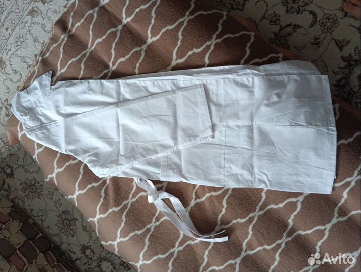 Белый медицинский халат