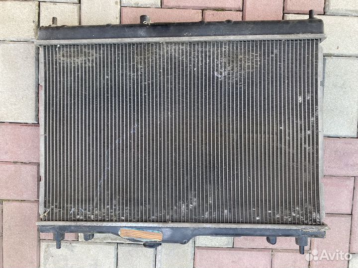 Радиатор б/у Нисан титда 2005г трещина в верхнем