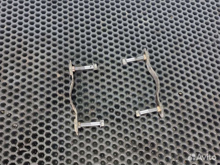 Крепление переднего крыла sv400